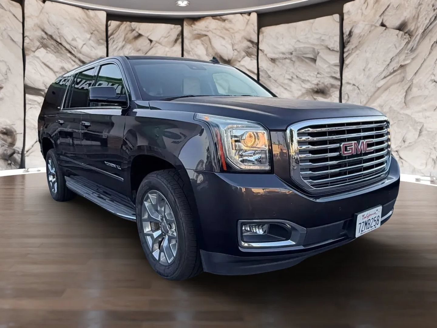 Used 2017 GMC Yukon XL SLT w/ Open Road Package AWD/4WD image 3