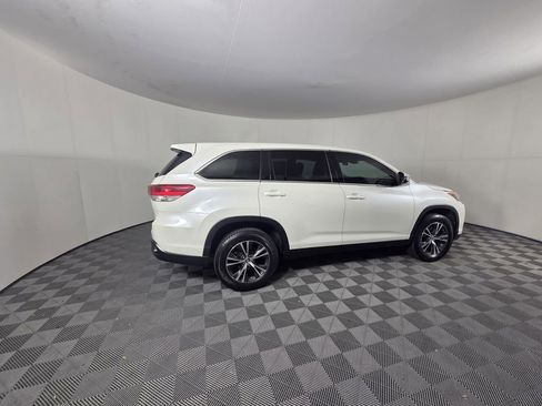 Used 2019 Toyota Highlander LE image 6