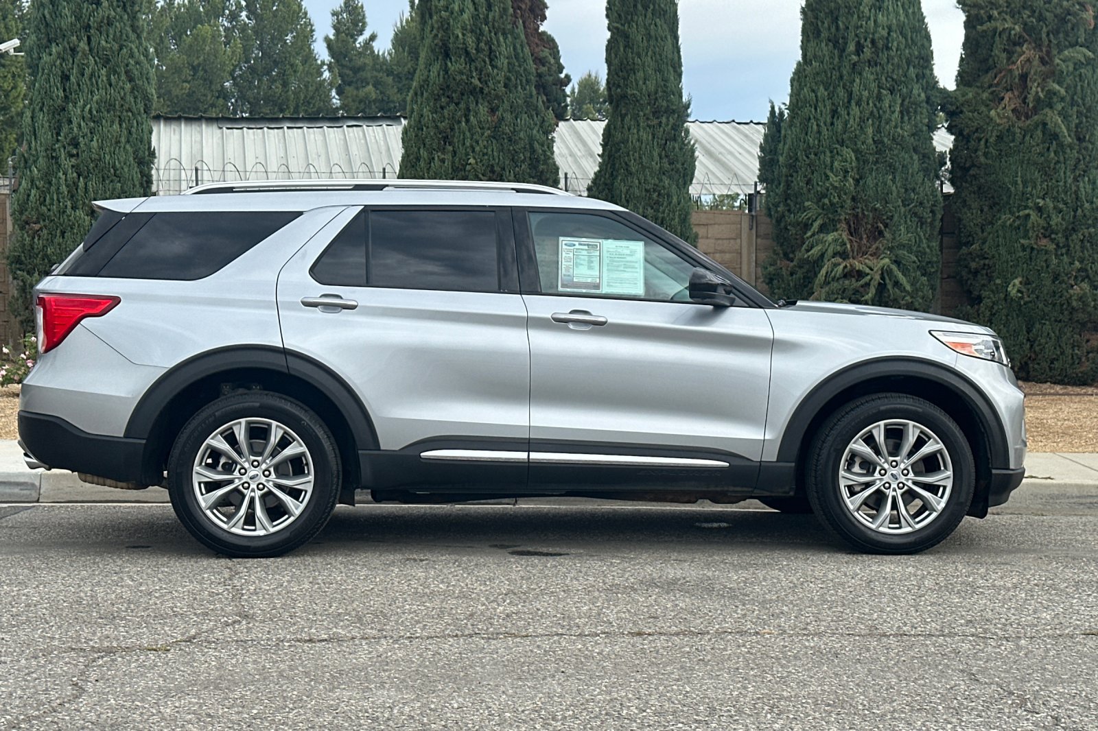 Used 2023 Ford Explorer Limited AWD/4WD image 3