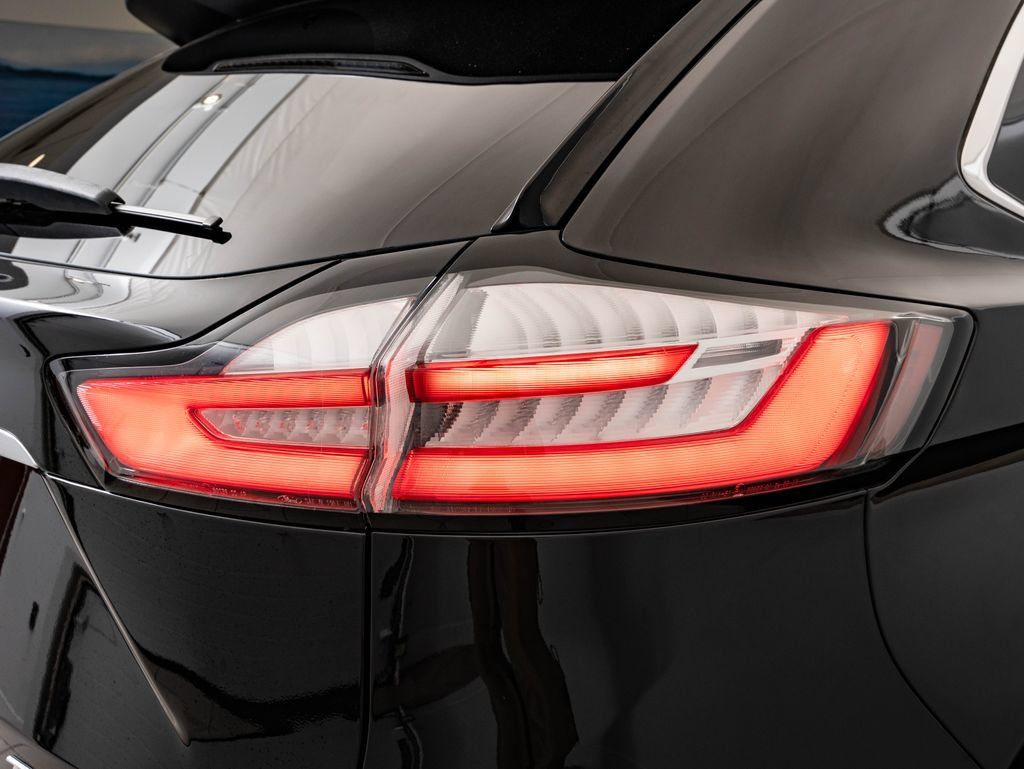 Used 2019 Ford Edge Titanium FWD image 9