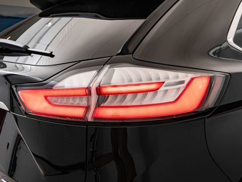 Used 2019 Ford Edge Titanium FWD image 9