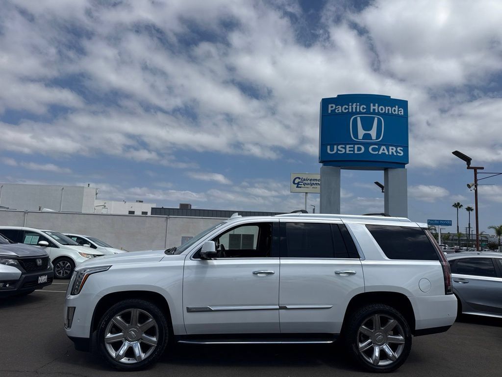 Used 2020 Cadillac Escalade Luxury RWD image 2