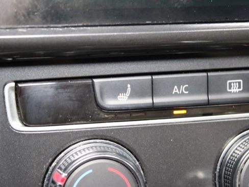 Used 2018 Volkswagen Golf SE image 17