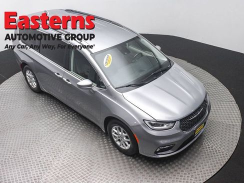 Used 2021 Chrysler Pacifica Touring-L FWD image 3