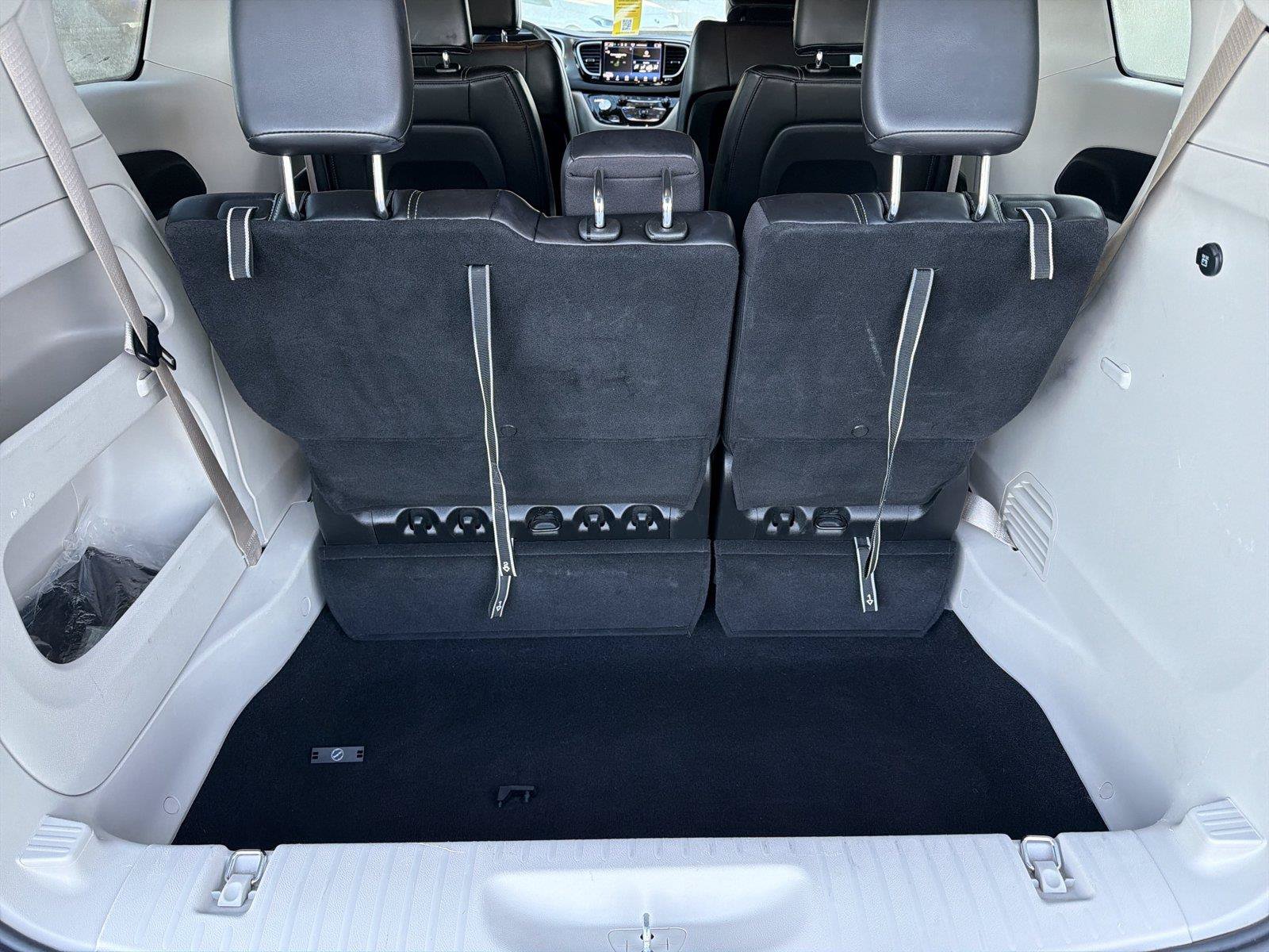 Used 2024 Chrysler Pacifica Touring-L FWD image 16