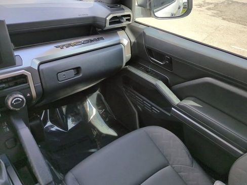 Used 2025 Toyota Tacoma SR5 AWD/4WD image 17
