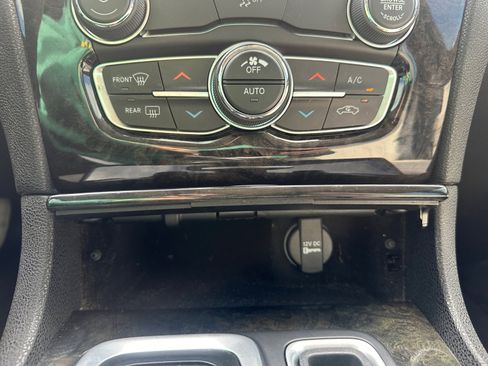 Used 2017 Chrysler 300 C image 23