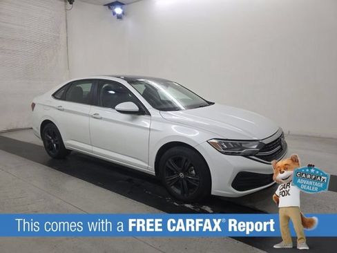 Used 2023 Volkswagen Jetta SE w/ Panoramic Sunroof Package FWD image 2