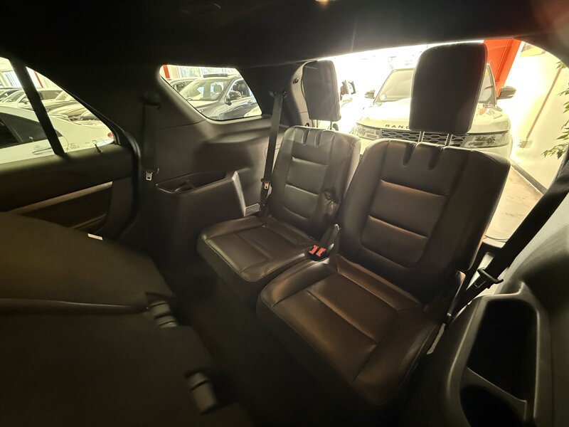Used 2018 Ford Explorer XLT w/ Equipment Group 202A FWD image 30