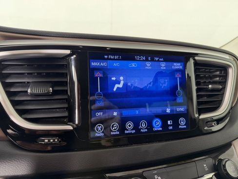 Used 2017 Chrysler Pacifica Touring FWD image 14