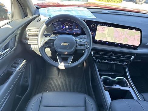 Used 2025 Chevrolet Traverse LT w/ Driver Confidence Package image 17