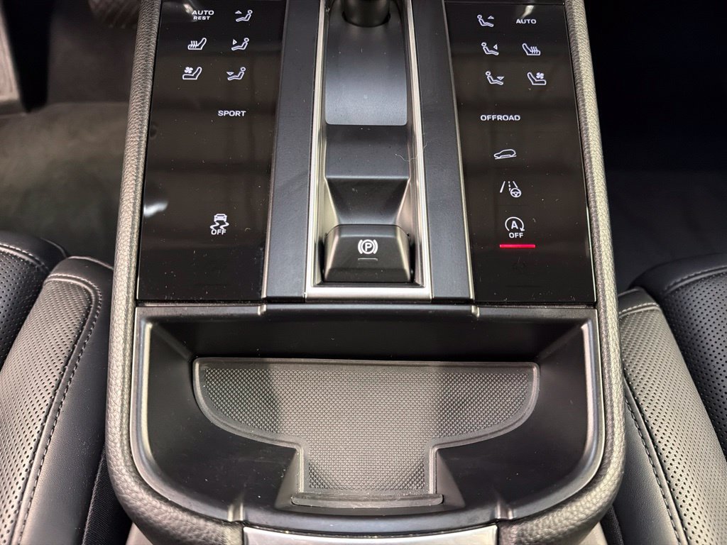 Used 2024 Porsche Macan AWD/4WD image 14