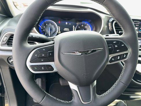 New 2026 Chrysler Pacifica Select image 10