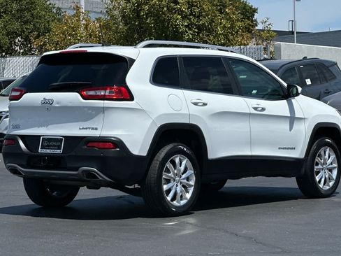 Used 2016 Jeep Cherokee Limited w/ Luxury Group AWD/4WD image 2