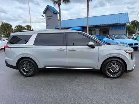 Used 2025 Kia Carnival SX FWD image 4