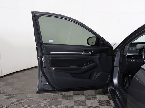 Used 2024 Nissan Altima 2.5 SR FWD image 14