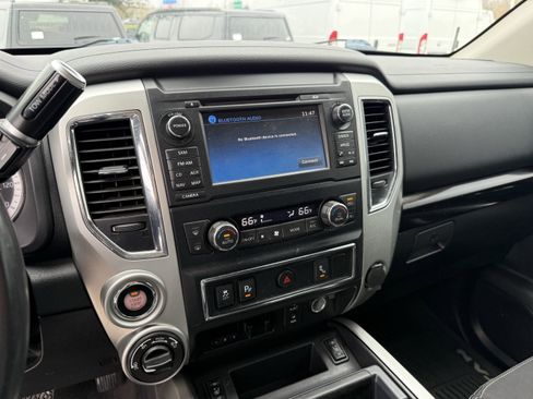 Used 2018 Nissan Titan SV w/ SV Convenience Package image 19