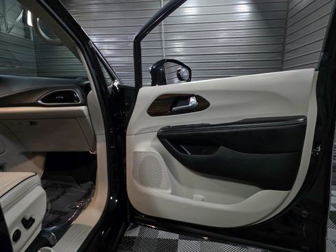Used 2021 Chrysler Pacifica Limited image 39