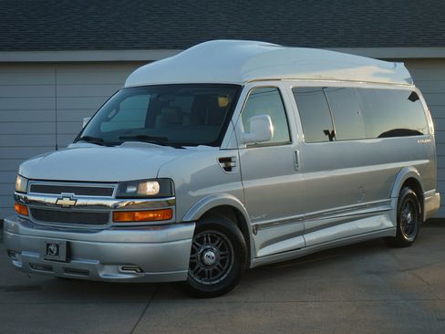 Used 2016 Chevrolet Express 2500 Extended image 10