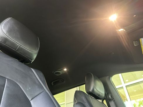 Used 2025 Chrysler Pacifica Select FWD image 18