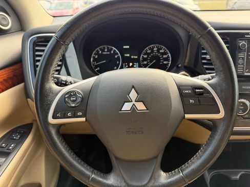 Used 2015 Mitsubishi Outlander SE image 19