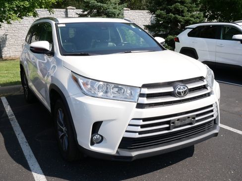 Used 2019 Toyota Highlander XLE AWD/4WD image 4
