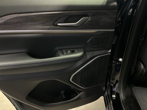 Used 2023 Jeep Grand Cherokee Limited w/ Black Appearance Package image 23