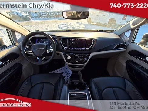 Used 2023 Chrysler Pacifica Touring-L image 6