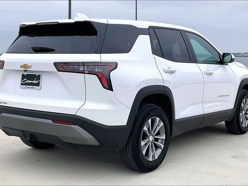 Used 2025 Chevrolet Equinox LT image 2