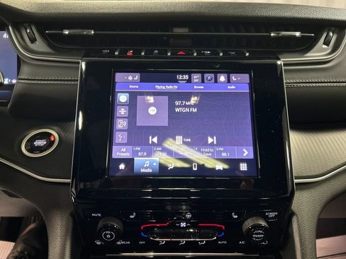 Used 2025 Jeep Grand Cherokee Altitude image 17