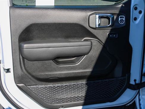 New 2025 Jeep Gladiator Sport image 17