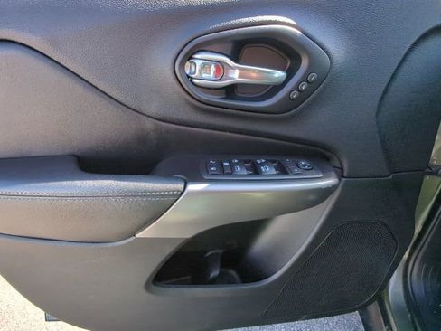 Used 2019 Jeep Cherokee Limited image 23