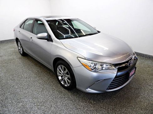 Used 2015 Toyota Camry XLE w/ Moonroof Package FWD image 3