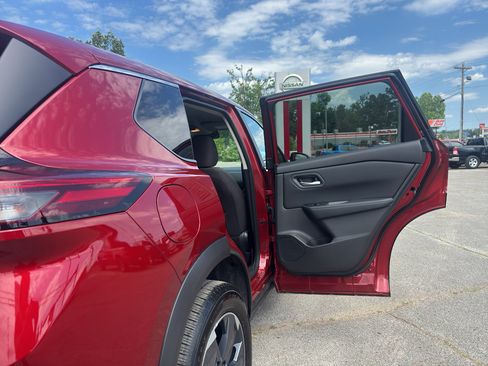 Used 2025 Nissan Rogue SV FWD image 21
