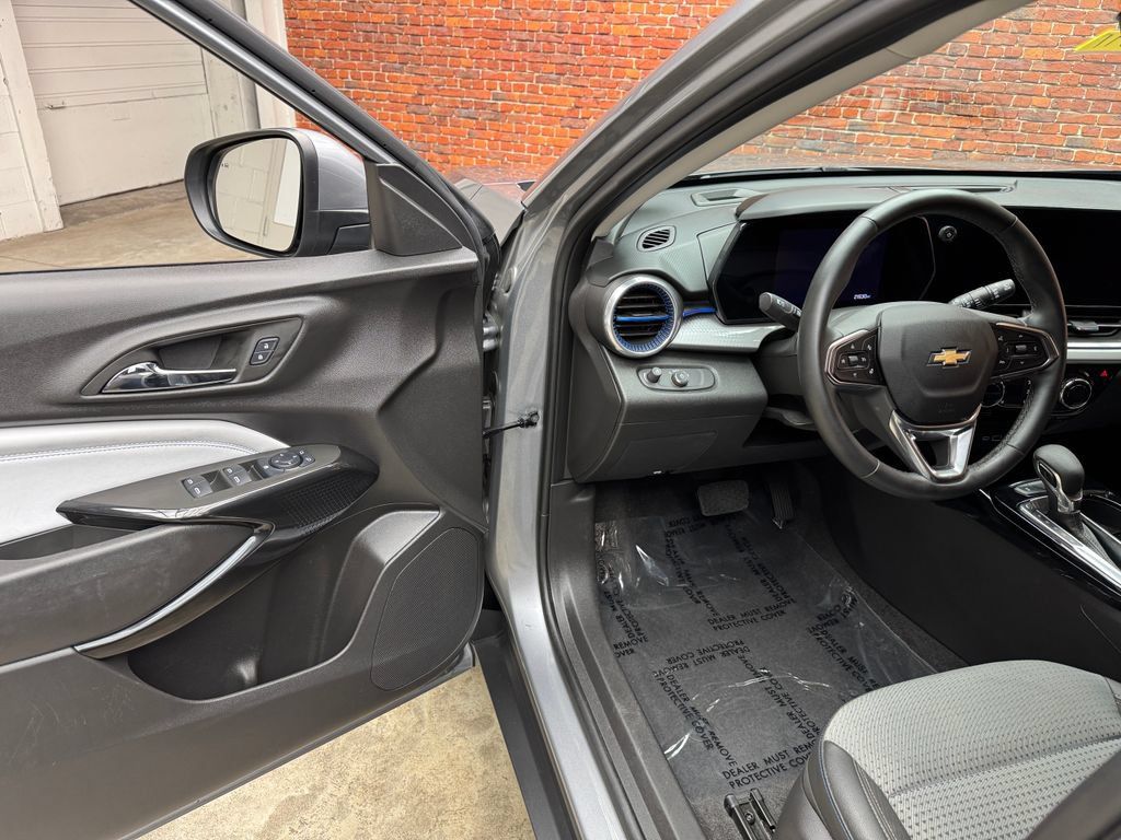 Used 2025 Chevrolet Trax LT w/ Driver Confidence Package FWD image 7