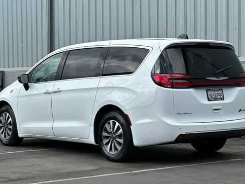 Used 2024 Chrysler Pacifica Limited FWD image 6