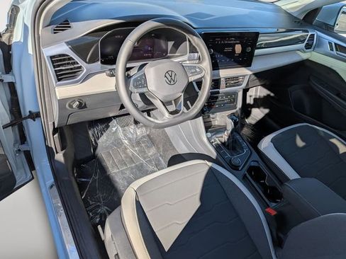 New 2026 Volkswagen Taos SE image 11