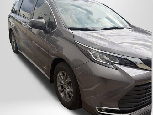 Used 2021 Toyota Sienna XLE w/ XLE Plus Package FWD image 2