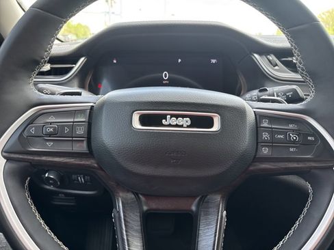 Used 2023 Jeep Grand Cherokee Limited w/ Luxury Tech Group II image 21