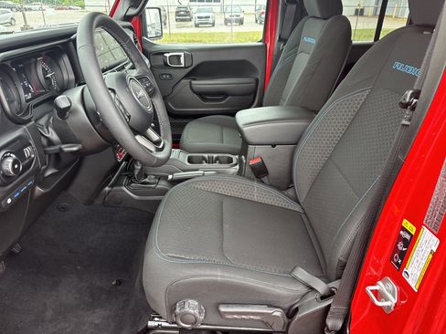 Used 2025 Jeep Wrangler Unlimited Rubicon 4xe w/ Convenience Group AWD/4WD image 5