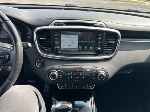 Used 2017 Kia Sorento SX image 10