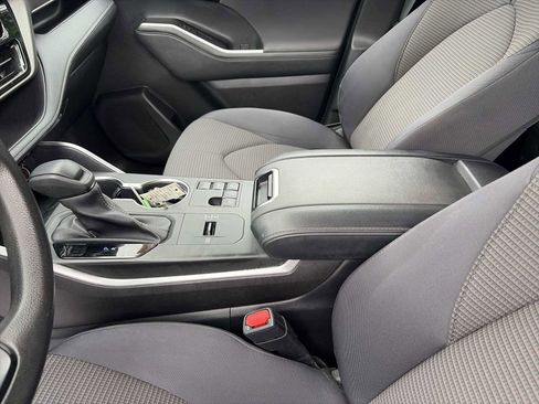 Used 2023 Toyota Highlander L FWD image 21