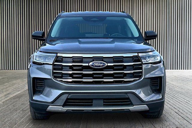 Used 2025 Ford Explorer Active RWD image 3