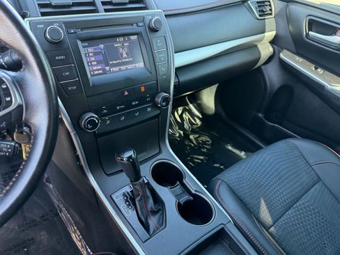 Used 2015 Toyota Camry SE w/ Moonroof Package FWD image 23