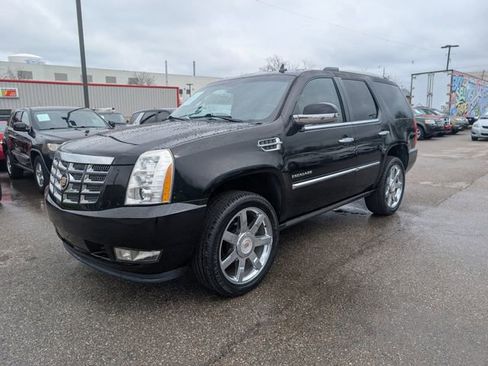 Used 2013 Cadillac Escalade Luxury image 3