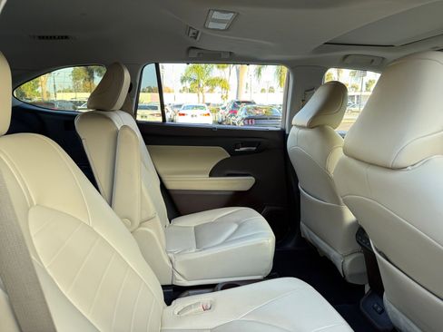 Used 2021 Toyota Highlander XLE image 19