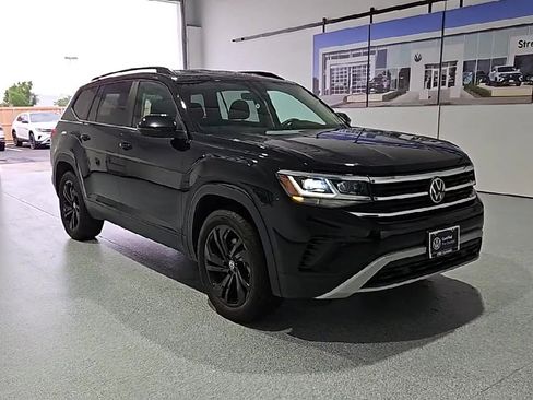 Certified 2023 Volkswagen Atlas SE w/ Black Wheel Package FWD image 2
