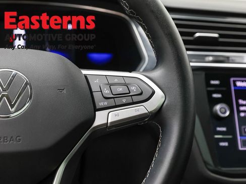 Used 2022 Volkswagen Tiguan SE w/ Panoramic Sunroof Package image 16