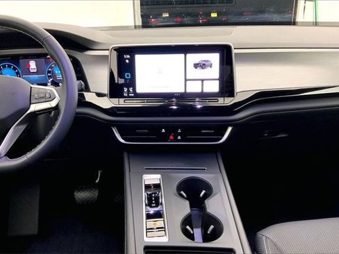 Used 2025 Volkswagen Atlas Cross Sport SE image 6