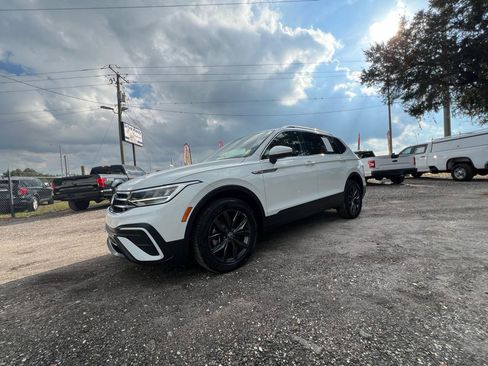 Used 2024 Volkswagen Tiguan SE image 40